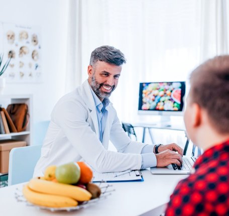 Nutritionist meeting with a patient